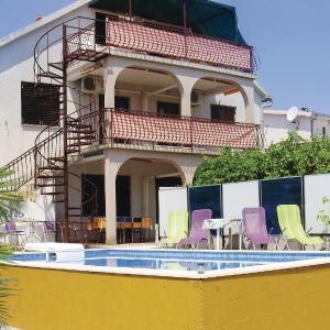 Two-Bedroom Apartment In Okrug Gornji
