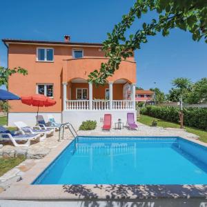 Three-Bedroom Holiday Home In Nedescina