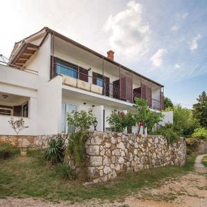 2 Bedroom Lovely Apartment In Brsec