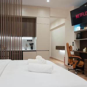 Luxury Suite 100m from Shore and Tram