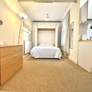 Studio flat in Paddington London