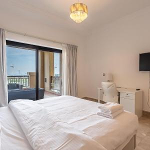 Newly furnished 1BDR apartment in The Palm Fairmont