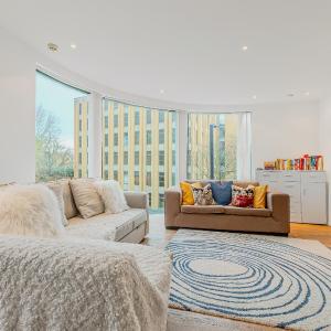 Family 1 Bdr Apt, Panoramic Views, Minute to Tube