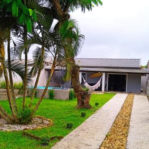 Charmosa casa nova com piscina para temporada a 300 m da praia