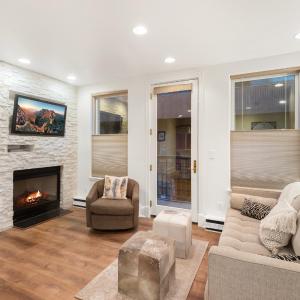 3 Bedroom 3 Bathroom Walking distance to the Gondola