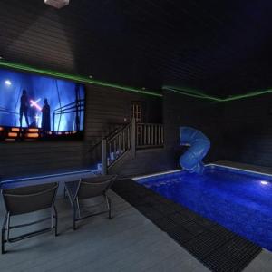 Star-a-Lago - 11-Bedroom Smoky Mountain Cabin with Pool, Hot Tubs, Theater, and Game Room