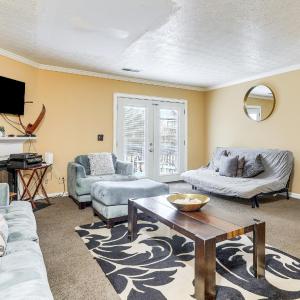 8 Mi to Stone Mountain Quiet Getaway with Deck