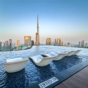 Sky Pool Gem with Iconic Burj Khalifa Views 3Br apartment in Paramount Hotel Midtown