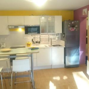 Colorful City Center Apartment - Parking Available