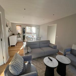 Luxurious 2 bed 2 bath apt with parking in Blackheath, London
