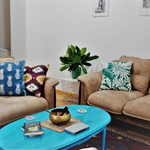 Colorful & Central 2 Bedroom Apt With A Patio