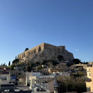 Cozy Apartment with Acropolis View Rooftop Access