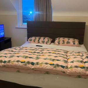 Komegloba Mega room, Moston Station