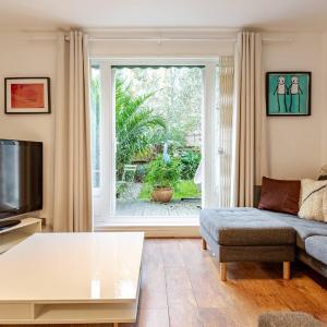 Charming 2-Bed Garden Flat