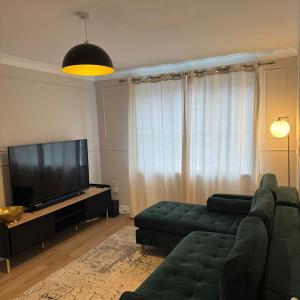 Stylish Home 5 Mins to City Center