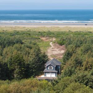 Ocean Front! Walk to Beach, Fenced Yard, Vacation Beach House