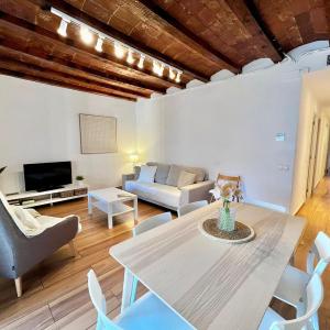 Bright & Spacious Family Flat in Central Barcelona