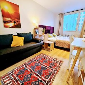 TERRACE-VIEW PRAGUE APARTMENTS for Business & Leisure, FREE PARKING & Gym, Near Metro & Aqua Sport Centre