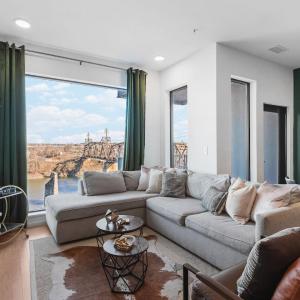 Luxury Riverview Condo with Patio Walk to Broadway