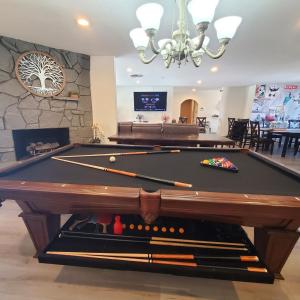 Large Estate 2 miles to strip with Pool