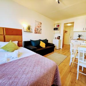 LIVE-INN PRAGUE SUPERIOR SUITE FOR 1-4 GUESTS, 20 Mins to center, Lift, Gym, Reception, Parking, Roof Terrace, Game & Party Room