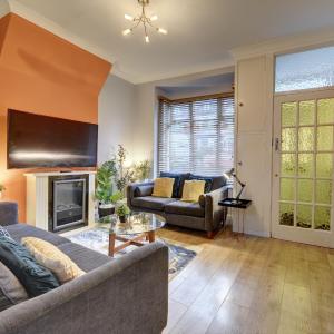 3 Bedroom House, 4 Beds, 2 Double Beds, 2 x Single Beds, Sleeps 6, Free Parking, Birmingham Near City Centre, Major Transport Links