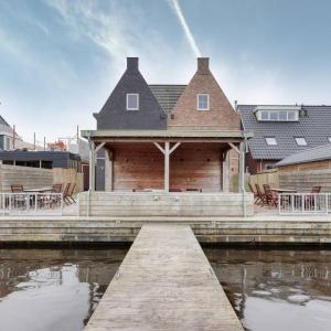 20 person accommodations in 2 houses on the water in Stavoren