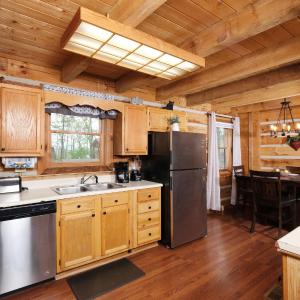 Pet friendly log cabin with hot tub, arcade game, and great deck space!