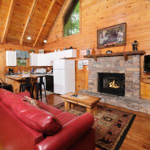 Adorable 1 bedroom with hot tub in location between Gatlinburg and Pigeon Forge!