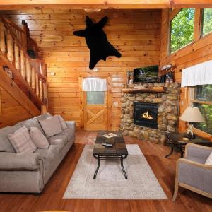 Cute 1 bedroom sleeps 6 with hot tub, pool table, located in between Gatlinburg and Pigeon Forge!