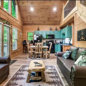 Gorgeous Updated Cabin With Awesome Game Room, Hot Tub, And Spa- Like Shower!
