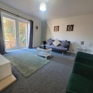 Contractor Friendly Spacious 3 Bed With Private Parking