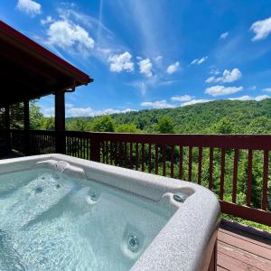 Pet friendly 2 bedroom with hot tub and arcade game!