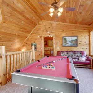 Pool table, hot tub, 2 bedroom in great location!