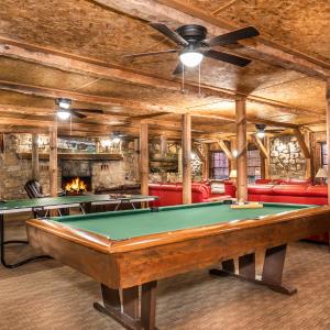 Rustic lodge- sleeps 24- space for large groups, hot tub, pool table, ping pong, and so much more!