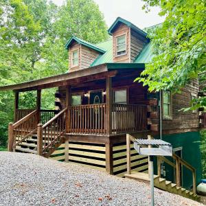 1BR-hot tub-pool table-close to Dollywood 1 free ticket!
