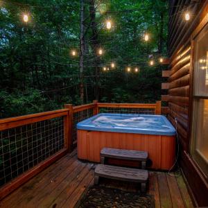 Dog friendly 2BR log cabin- hot tub & game room!