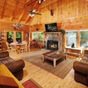 Cozy 3Br slps 8 hot tub, porches, great location