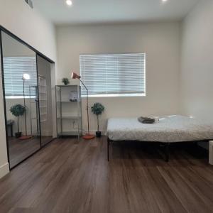 The Blue Hostel - Private Room With Private Bath - USC - DTLA - BMO Stadium - LA OLYMPIC - STAPLES CENTER