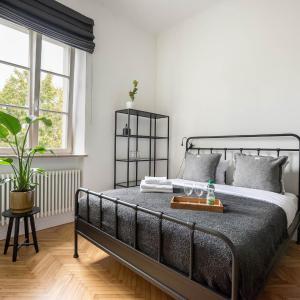 Saxon Garden Prestige Studio by BookingHost