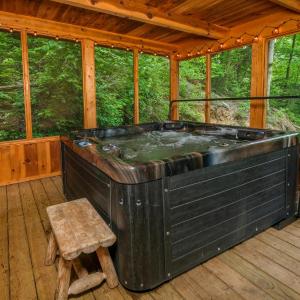 Pet friendly, secluded, nice hot tub-an adorable log cabin in a great location!