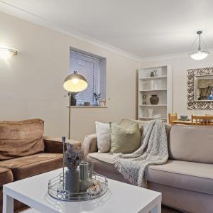 Parea Living - Quaint and Stylish Flat w Sunny Terrace