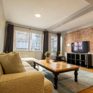 Private Fourlex House with Central Location
