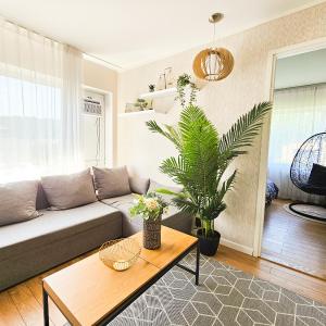 Cofy Rentals - quiet location, air-conditioning, free parking, 24-7 check-in-out with prepaid nighttime check-in, early check-in, late check-out!