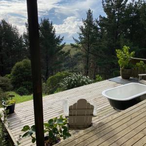 Raglan LoveNest -Romantic escape with outdoor bath