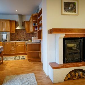 Spacious Apartment for Teams & Families with Balcony, Fast WiFi Near Center