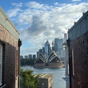 Peaceful unit facing Sydney Opera House