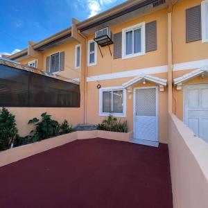 Cute 2 room House with pool access
