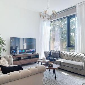 Modern Five Bedroom Villa with BBQ and Garden