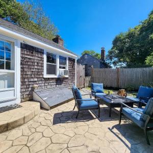 Charming Cape-Cod Cottage with Fire Pit